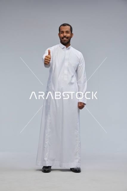 رجل سعودي بالثوب الأبيض مع إيماءة الإبهام للأعلى