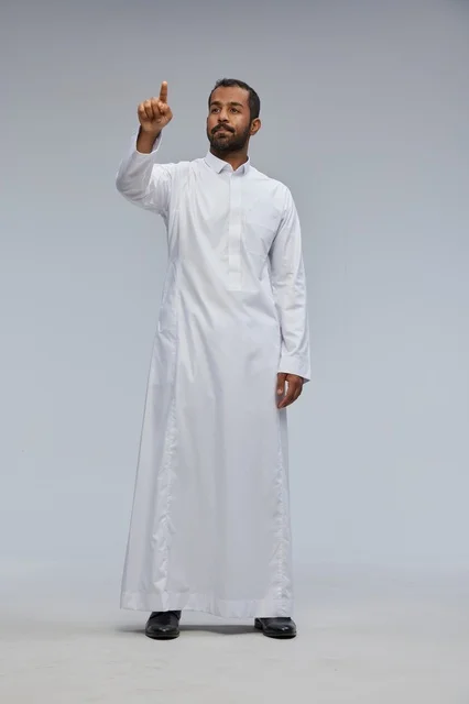 رجل سعودي بالثوب الأبيض يشير لشاشة افتراضية