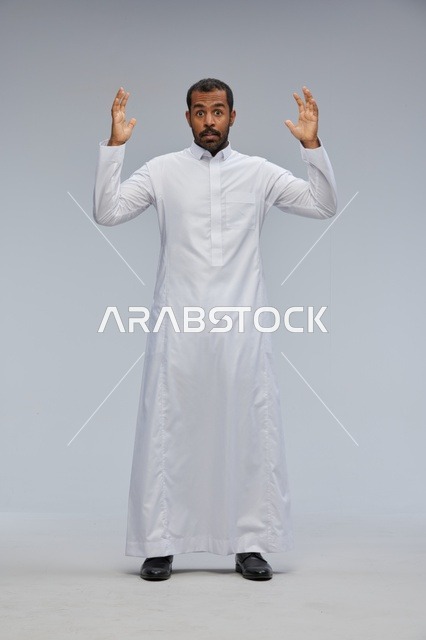 رجل سعودي بالثوب الأبيض يعبر عن الصدمة في الاستوديو