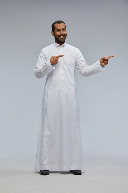 رجل سعودي بالثوب الأبيض يشير بيده في الاستوديو