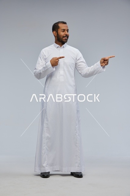 رجل سعودي بالثوب الأبيض يشير للجانب
