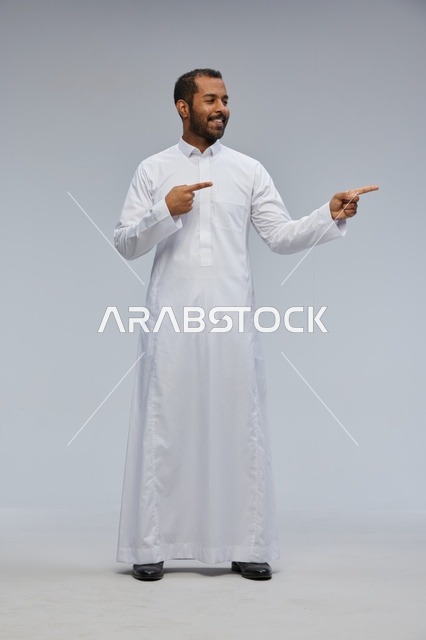 رجل سعودي بالثوب الأبيض يشير إلى مساحة إعلانية