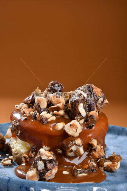 طبق من الحلا البارد مزين بالكراميل والبندق اللذيذ ، حلا شرقي ، حلويات رمضانية ، حلويات وسكريات ، قطع الحلوى الشهية ، التحلاية ، حلويات باردة لذيذة