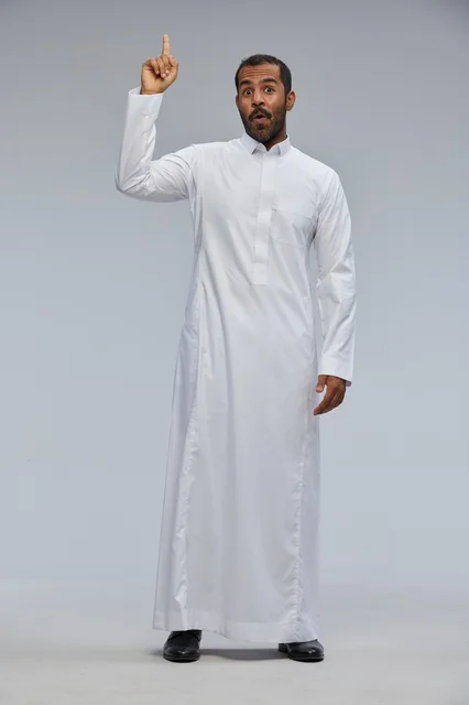 رجل سعودي بالثوب الأبيض يشير للأعلى بتعبير مندهش