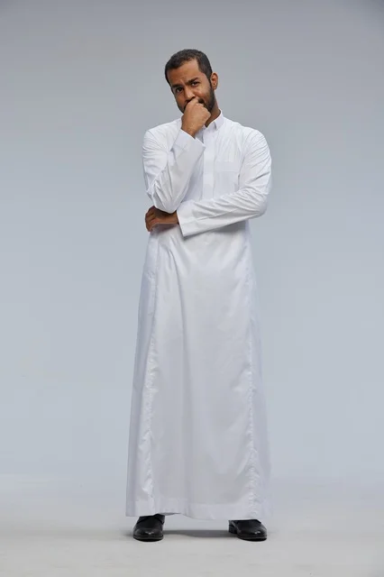 رجل سعودي بالثوب الأبيض بوضعية تفكير في الاستوديو