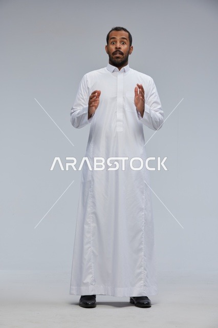 رجل سعودي بالثوب الأبيض بتعبير وجه مندهش