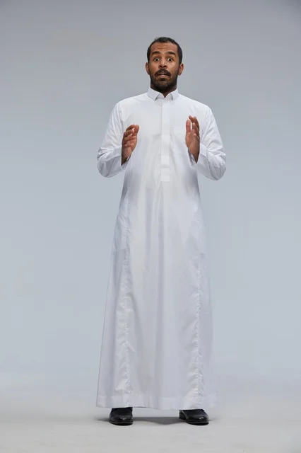 رجل سعودي بالثوب الأبيض بتعبير وجه مندهش