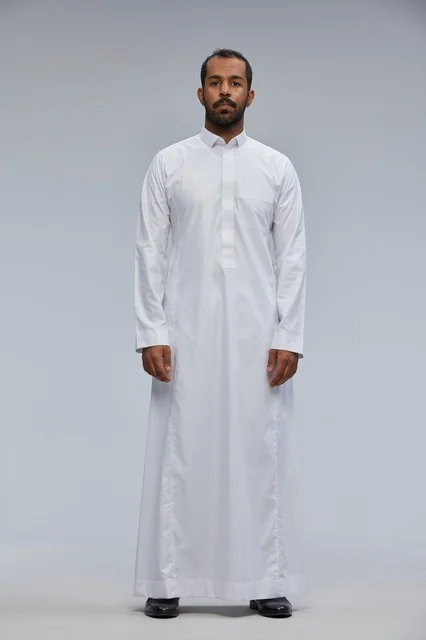 رجل سعودي بالثوب الأبيض في استوديو تصوير