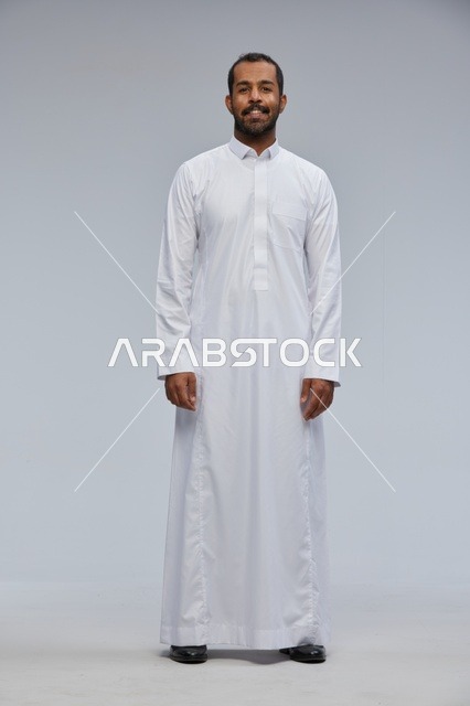 رجل سعودي بالثوب الأبيض في تصوير استوديو