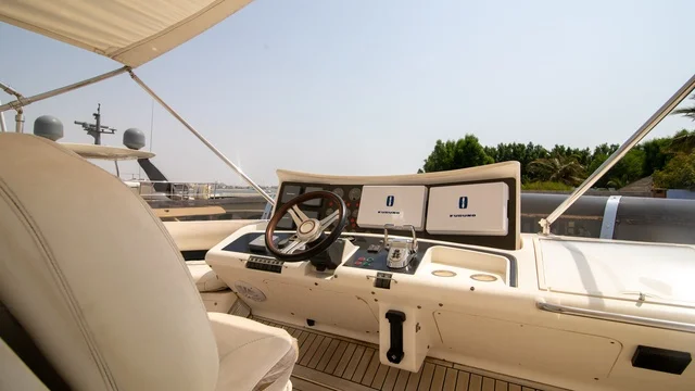 مقصورة قيادة يخت فاخر مع لوحة ملاحة في الرياض السعودية