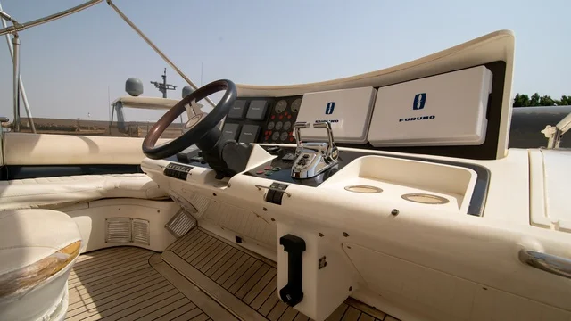 مقصورة قيادة يخت فاخر في الرياض السعودية