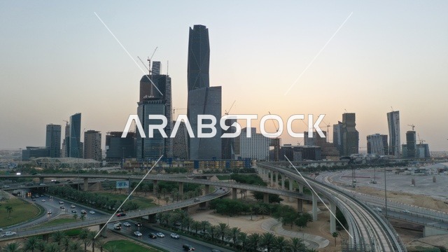 أفق مركز الملك عبدالله المالي في الرياض وقت الغروب