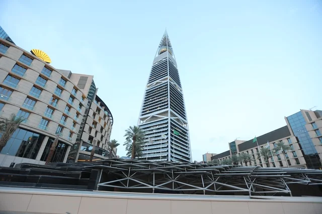 برج الفيصلية الرياض العمارة الحديثة ومشهد المدينة