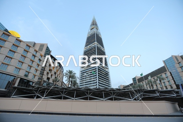 برج الفيصلية بالرياض ناطحة سحاب من زاوية منخفضة
