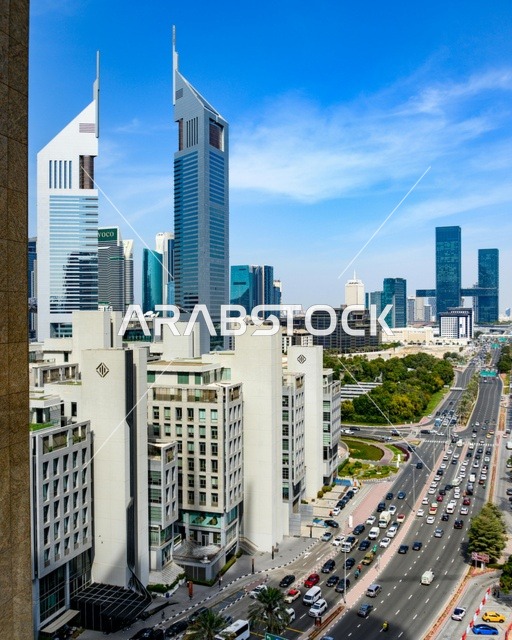 أبراج الإمارات وأفق شارع الشيخ زايد في مدينة دبي