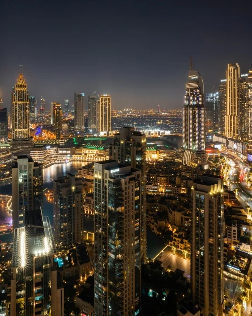 أفق مدينة دبي ليلاً مع ناطحات السحاب وأضواء المدينة
