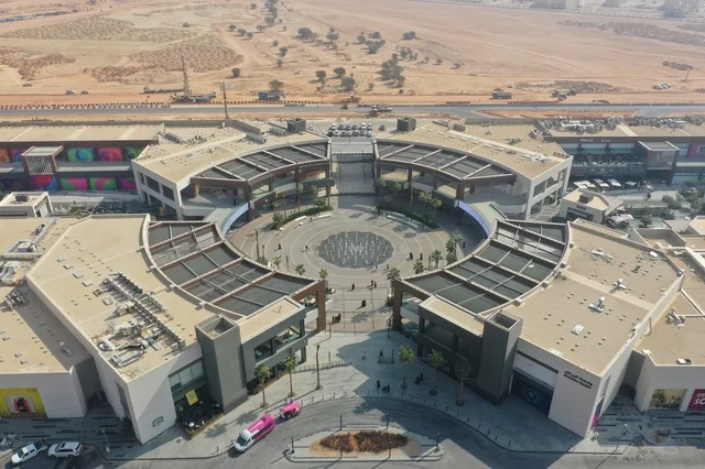 منظر جوي لمجمع  روشن التجاري دائري حديث في الرياض بالسعودية