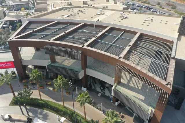 واجهة مبنى روشن  التجاري الحديث في الرياض لقطة جوية