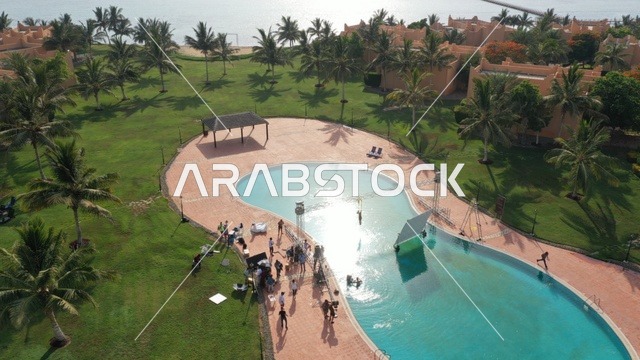 طاقم إنتاج في مسبح منتجع البحر الأحمر بالسعودية