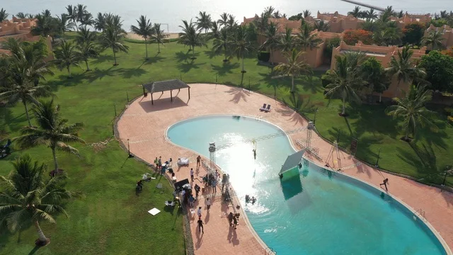 طاقم إنتاج في مسبح منتجع البحر الأحمر بالسعودية