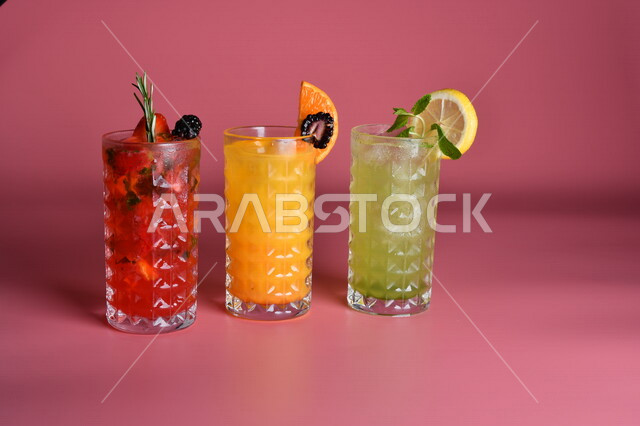 صورة مقربة لمجموعة من عصائر الموهيتو بنكهات مختلفة ، مشروبات طازجة ولذيذة ، مشروبات باردة ، عصائر طبيعية لذيذة ، عصائر صحية ومفيدة ، كوكتيل صيفي منعش ومثلج ، خلفية ملونة