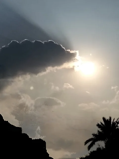 الشمس خلف الغيوم في قرية العزيزية بالمدينة المنورة