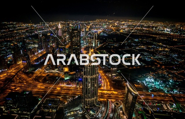 أفق مدينة دبي ليلاً في الإمارات العربية المتحدة