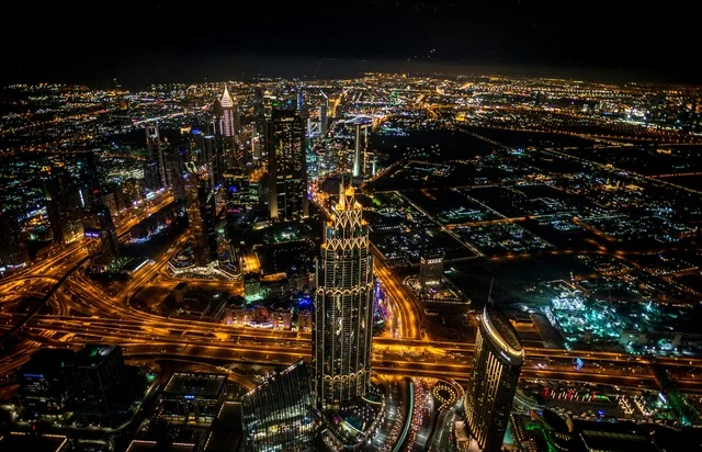 أفق مدينة دبي ليلاً في الإمارات العربية المتحدة