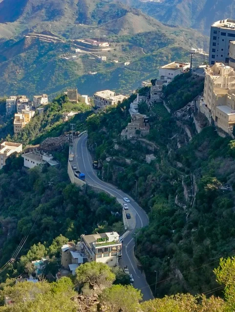 جبال فيفاء منطقة جازان السعودية وطريق متعرج
