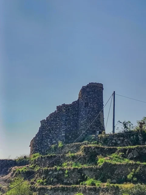 برج حجري أثري في جبال فيفاء بمنطقة جازان السعودية