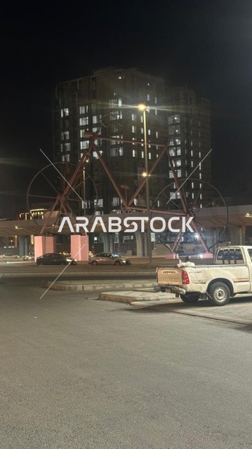 مجسم الدراجة في منتزه الخلب المندق ليلاً