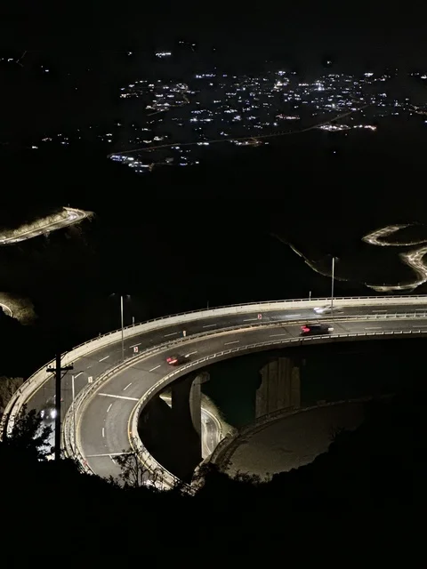 طريق عقبة الهدا في الطائف ليلاً بالمملكة العربية السعودية