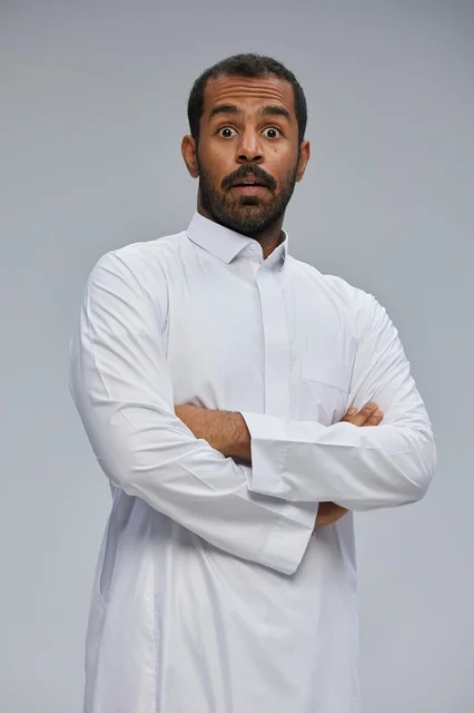 رجل سعودي مصدوم بالثوب الأبيض مكتوف الذراعين