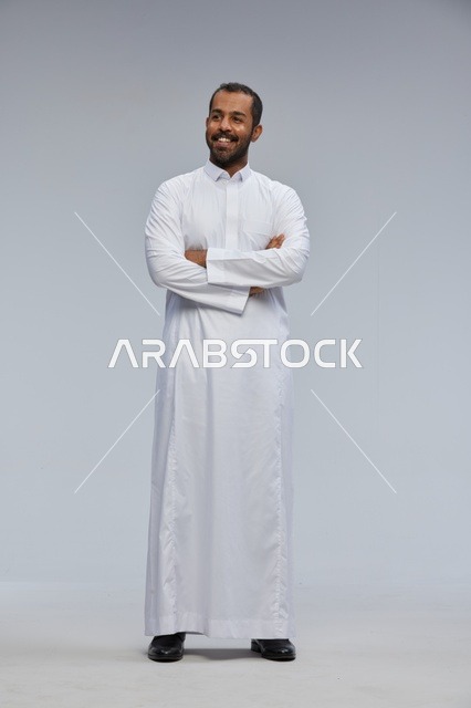 رجل سعودي يرتدي الثوب التقليدي الأبيض في استوديو