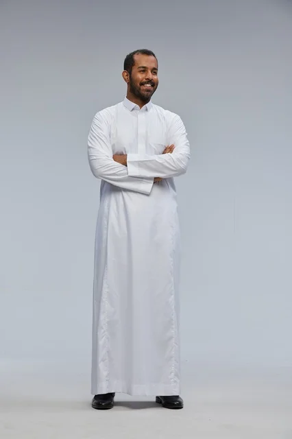 رجل سعودي بالثوب الأبيض مكتوف الذراعين