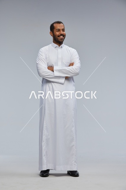 رجل سعودي بالثوب الأبيض والذراعين المكتوفة