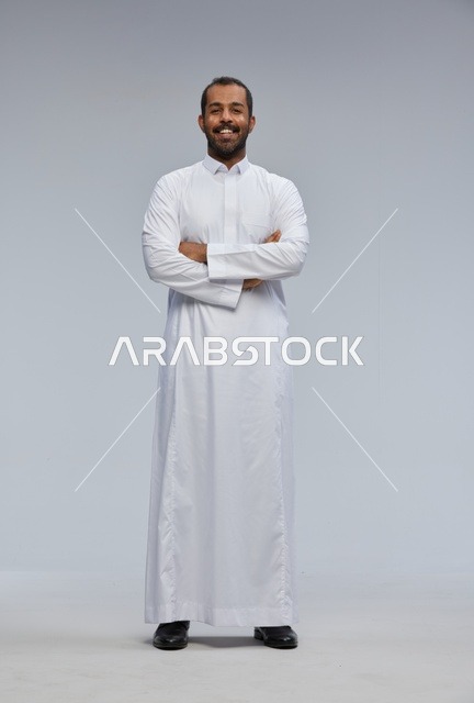 رجل سعودي بالثوب الأبيض التقليدي في الاستوديو
