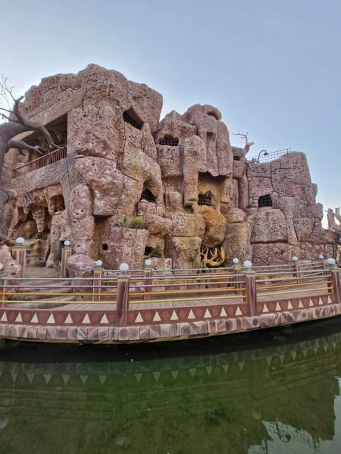 هيكل صخري في منتزه الخلب بالباحة مع انعكاس الماء