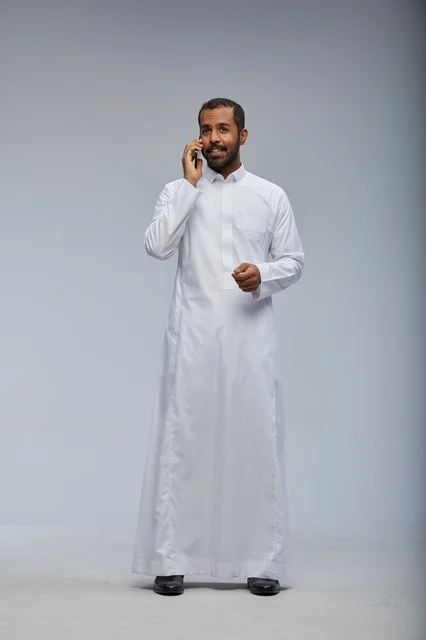 رجل سعودي بالثوب الأبيض يتحدث بالهاتف في استوديو