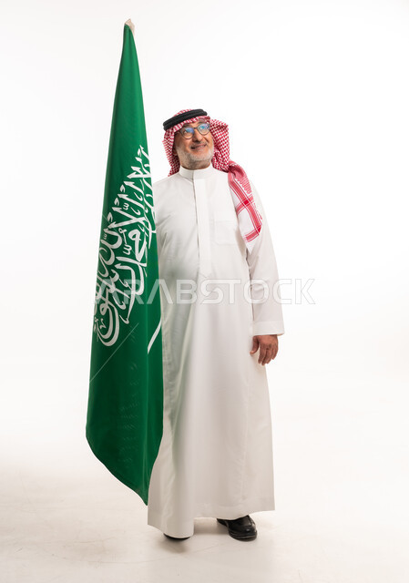 رجل سعودي مع العلم الوطني على خلفية بيضاء