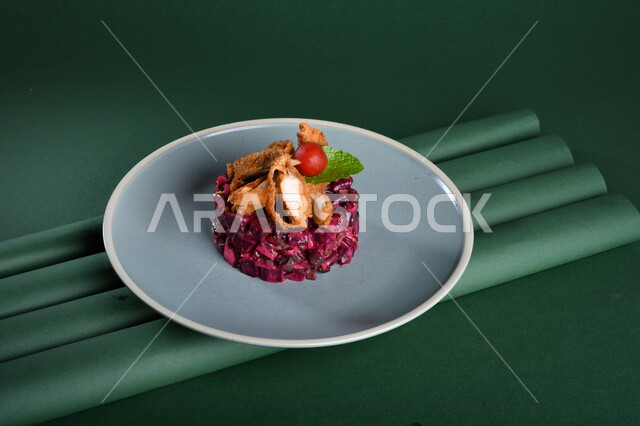 طبق سلطة الملفوف البنفسجي اللذيذ ، مزين بالدجاج المقلي المقرمش ( ناجيتس ) مصورة على خلفية خضراء ، ستيك داجاج ، مقبلات باردة ، اطباق عربية ، ماكولات شرقية ، مقبلات رمضانية ، طبق صحي ومفيد ، كروما