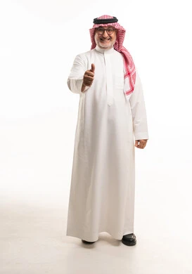 رجل سعودي بالثوب يرفع إبهامه صورة كاملة