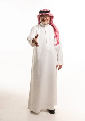 رجل سعودي بالزي التقليدي يمد يده للمصافحة