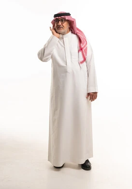 رجل سعودي مسن بالزي التقليدي والشماغ خلفية بيضاء
