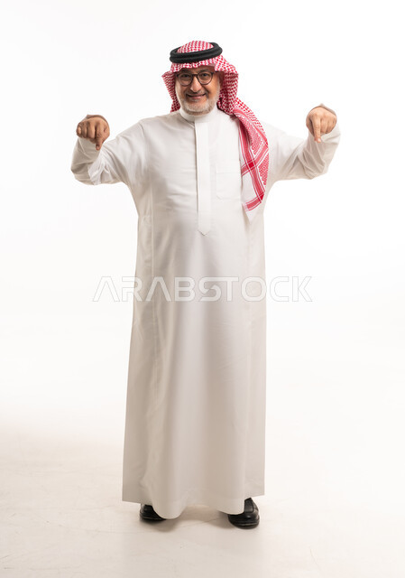 رجل سعودي يشير إلى الأسفل على خلفية بيضاء