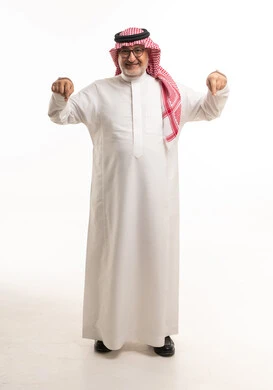 رجل سعودي يشير إلى الأسفل على خلفية بيضاء