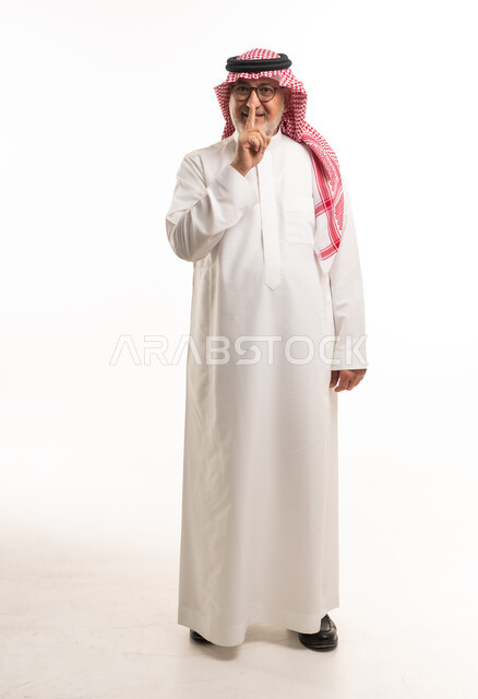 رجل سعودي بالزي التقليدي يطلب الصمت والهدوء