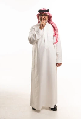 رجل سعودي بالزي التقليدي يطلب الصمت والهدوء