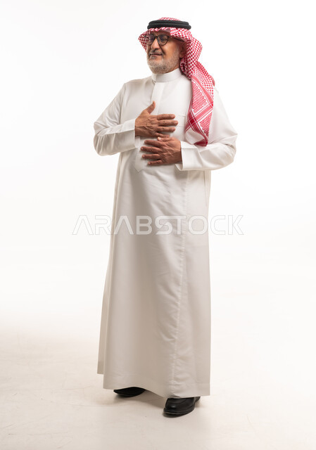 رجل سعودي مسن بالزي التقليدي السعودي الكامل
