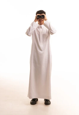 رجل سعودي بالثوب الأبيض يستخدم المنظار خلفية بيضاء